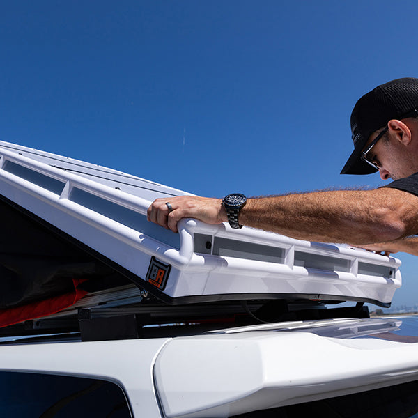 Man closing Convoy tent on 4 runner